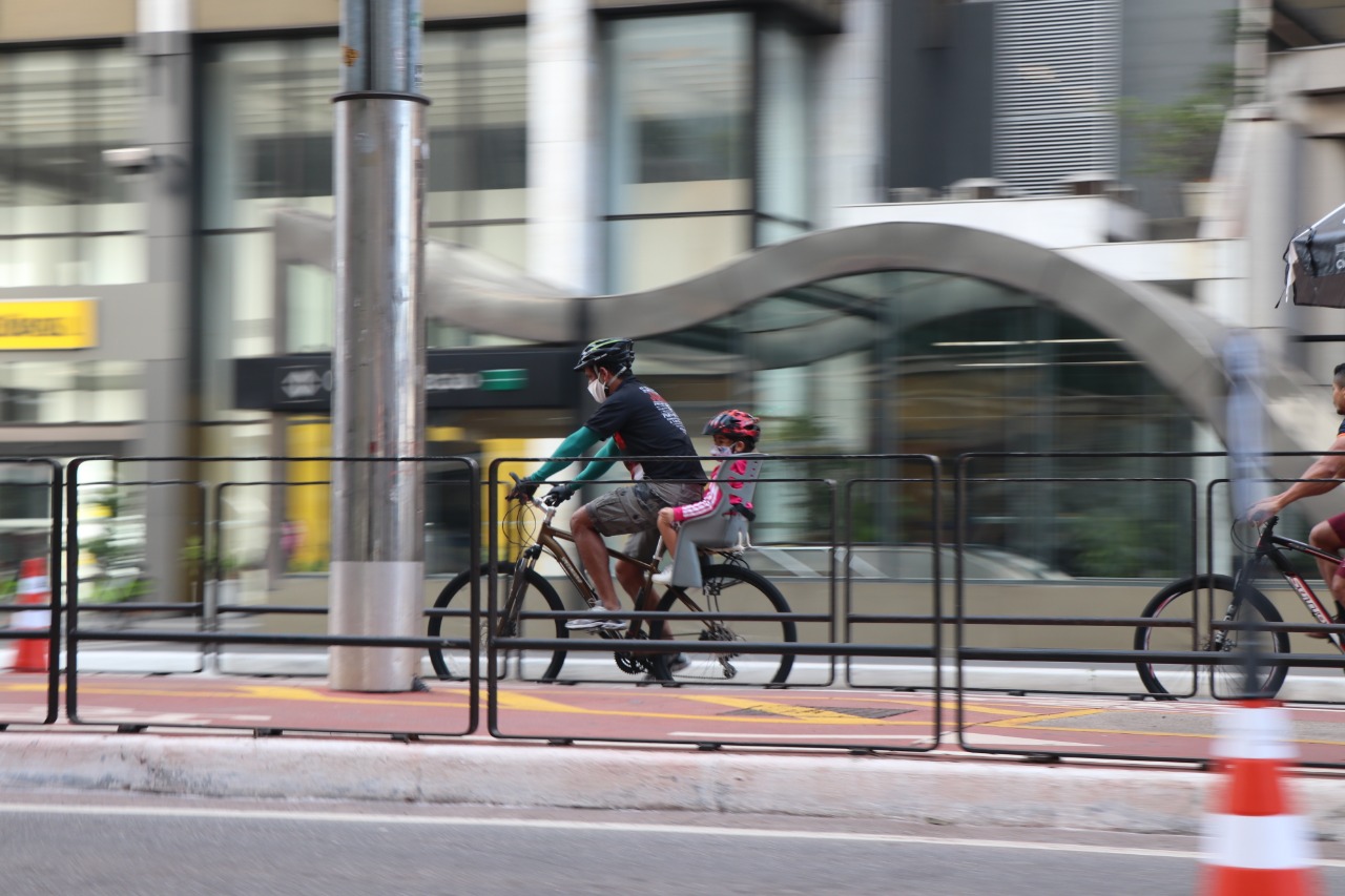 Imagem de ciclistas na ciclofaixa da Avenida Paulista
